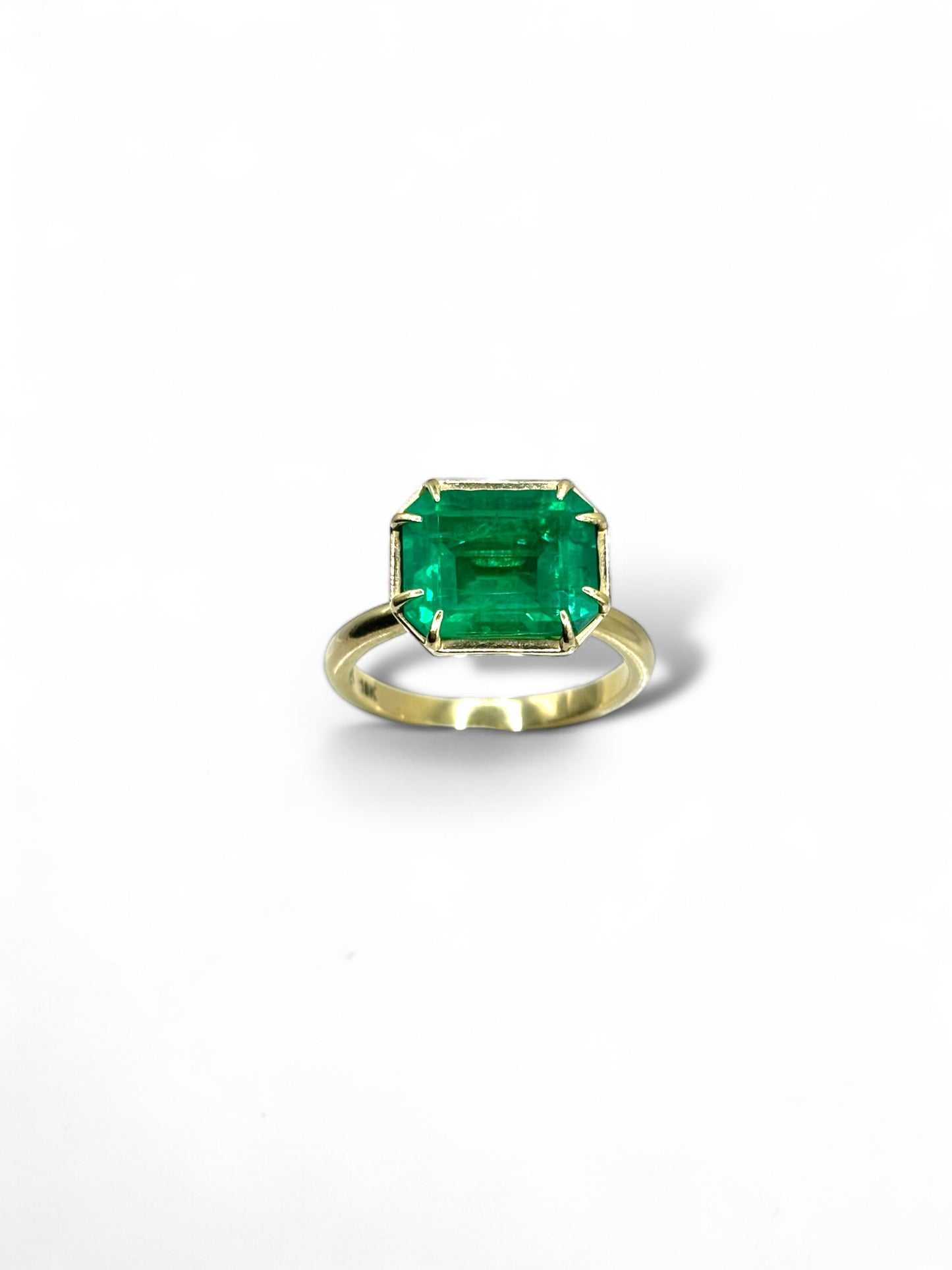 Solitaire Ring E/W Emerald